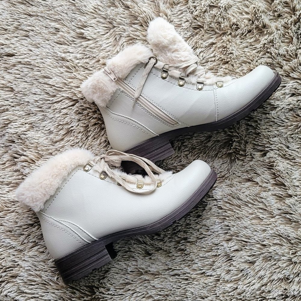 Earth Origins ivory boots with fur trim and side zipper